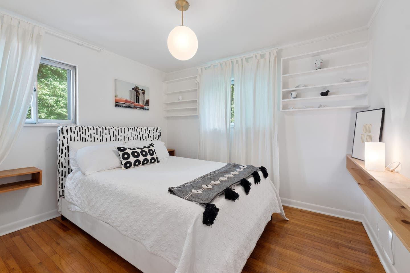 Bedroom 2: Queen bed