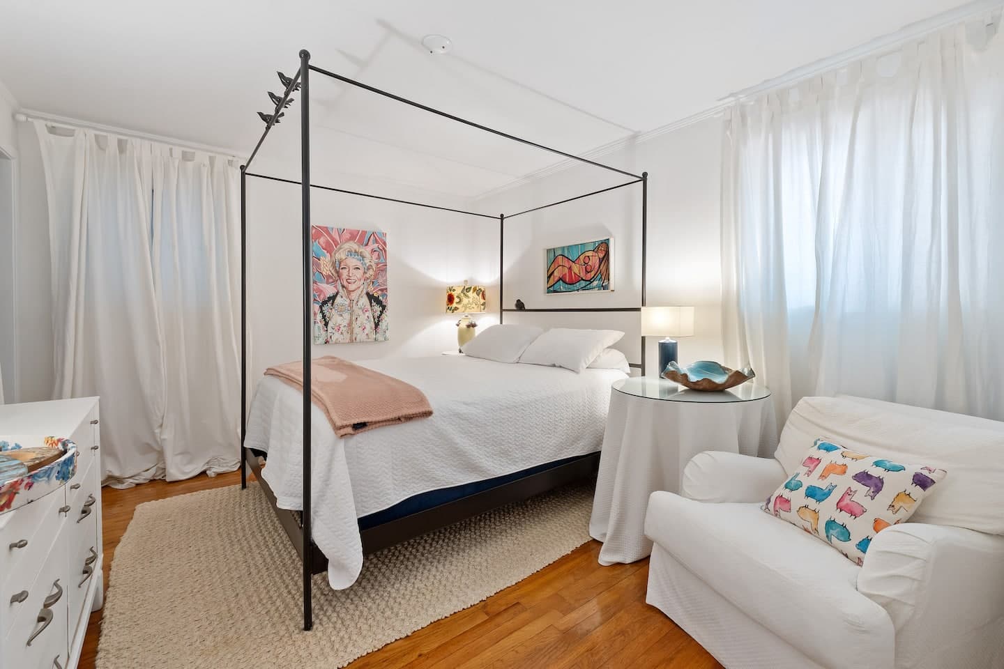 Bedroom 3: Queen bed