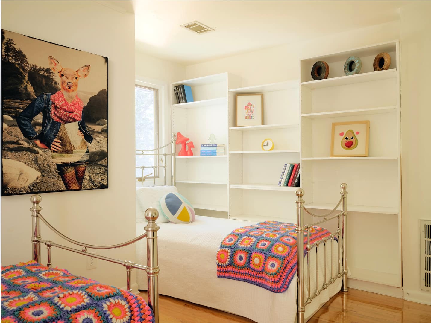 Bedroom 4: Two single beds